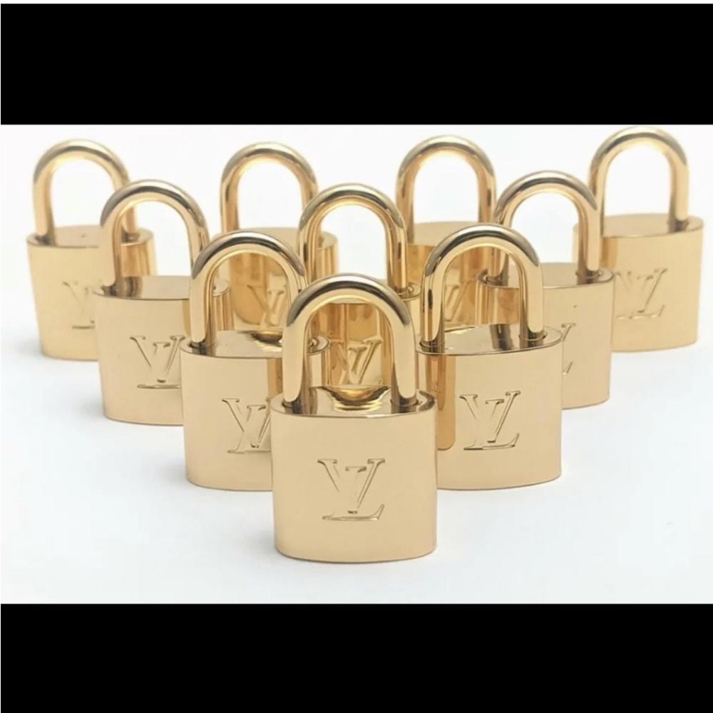 COPY - LV LOCK 🔒 N KEY 🔑 AUTHENTIC 🔒$49 auction price tonight. Many available